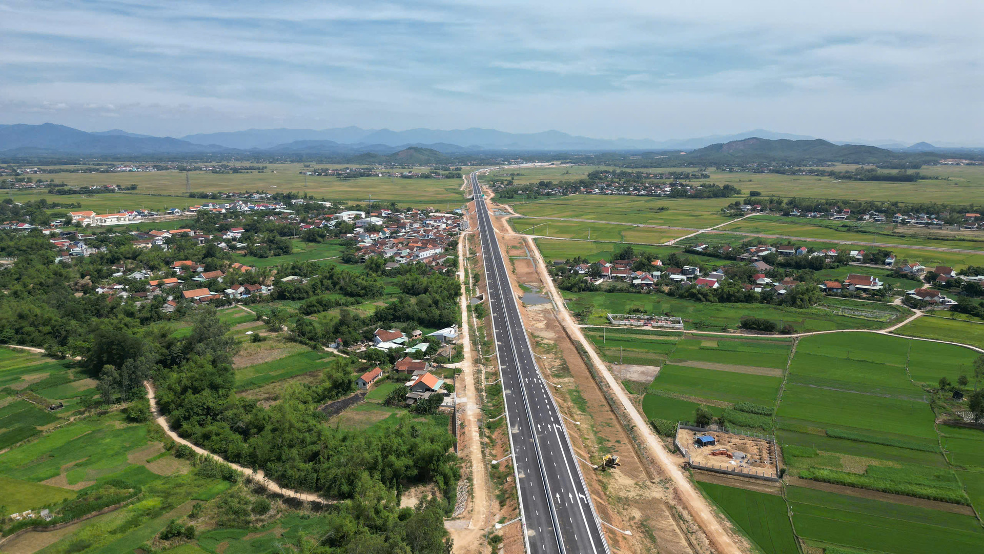 Tuyến cao tốc cao tốc Hoài Nhơn - Quy Nhơn. Nguồn ảnh: Báo Xây dựng Tuyến cao tốc cao tốc Hoài Nhơn - Quy Nhơn. Nguồn ảnh: Báo Xây dựng