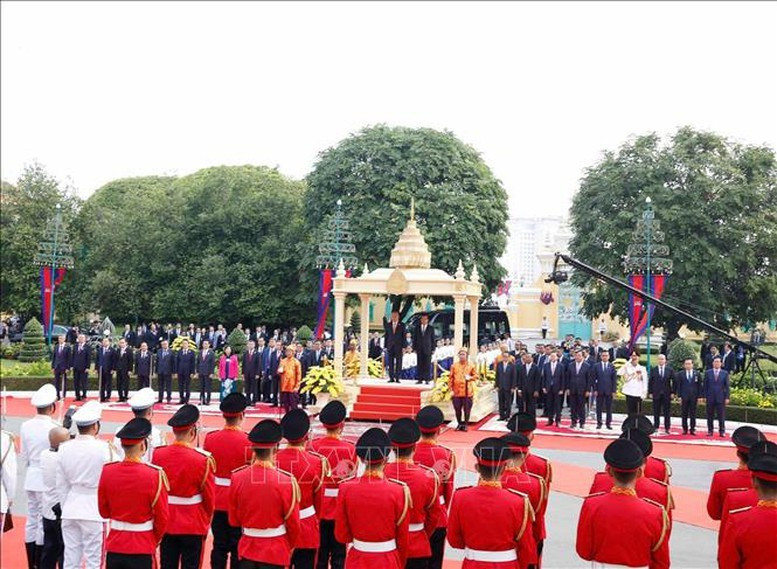 Lễ đón Tổng Bí thư Tô Lâm thăm cấp Nhà nước tới Vương quốc Campuchia được tổ chức trọng thể tại Hoàng cung ở Thủ đô Phnom Penh - Ảnh: TTXVN 3.jpg