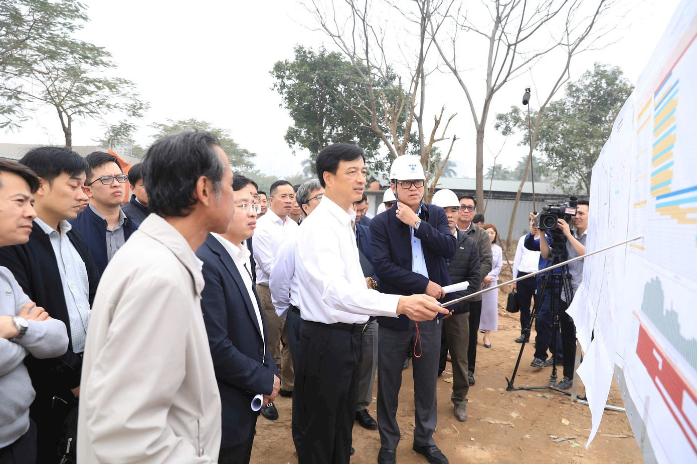 Bí thư Thành ủy Hà Nội Nguyễn Duy Ngọc kiểm tra tại hiện trường dự án đầu tư xây dựng hồ điều hòa Phú Đô (phường Từ Liêm). Ảnh: PV. tienphong-62hodieuhoa.jpg