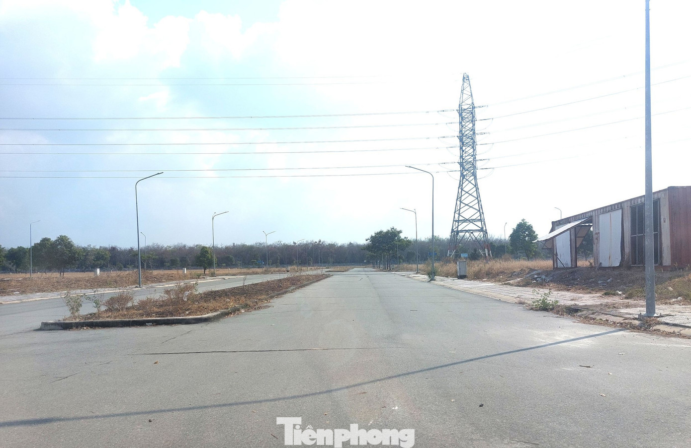 Theo tìm hiểu của phóng viên, giữa tháng 10/2019, ông Huỳnh Uy Dũng và lương y Võ Hoàng Yên đã cùng động thổ xây dựng Trung tâm Khám chữa bệnh và Phòng thuốc nam Phước Thiện tại dự án Khu dân cư Đại Nam. tp-dai-nam-11.jpg
