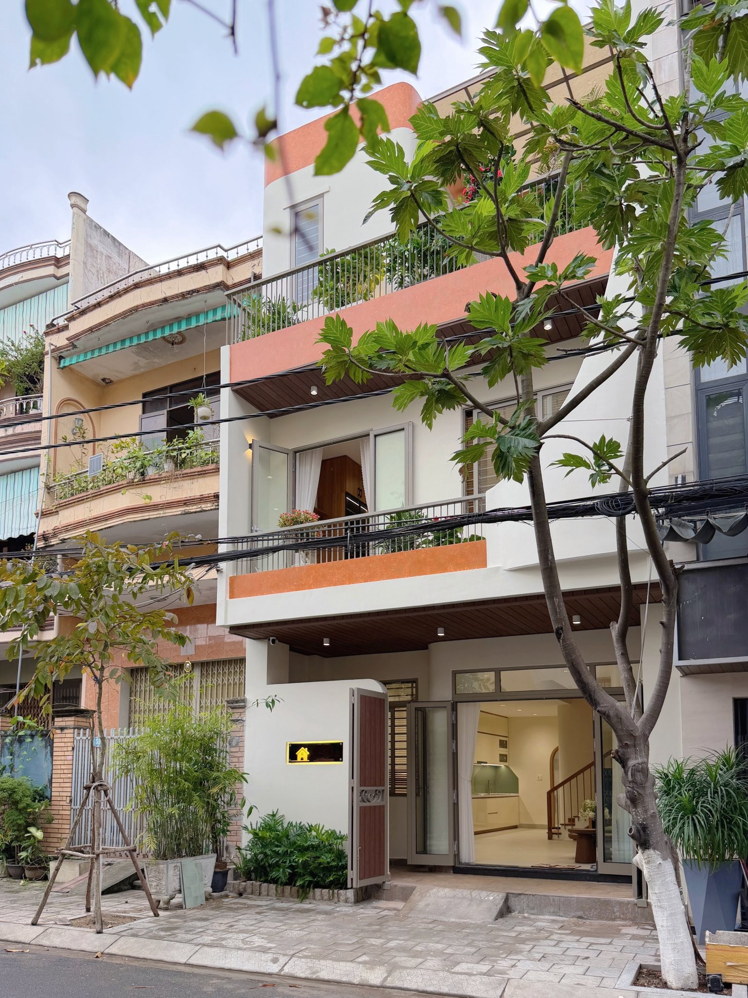 Sống trọn trong căn nhà tối giản hơn 180m2 giữa lòng phố, chi phí chỉ mất hơn 1,7 tỷ đồng- Ảnh 1. Sống trọn trong căn nhà tối giản hơn 180m2 giữa lòng phố, chi phí chỉ mất hơn 1,7 tỷ đồng- Ảnh 1.