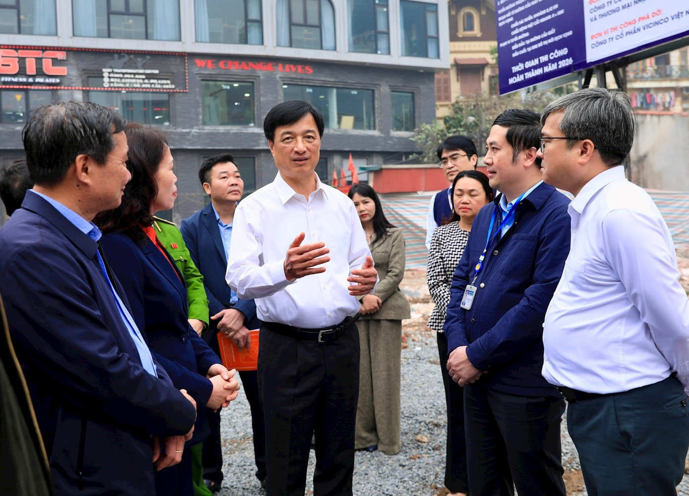 Bí thư Thành ủy Hà Nội Nguyễn Duy Ngọc đã kiểm tra tiến độ dự án đường Vành đai 2.5 qua địa bàn phường Cầu Giấy. Ảnh: <a style='text-decoration: none;' href='/HNM'>HNM</a>. tienphong-62vanhdai.jpg