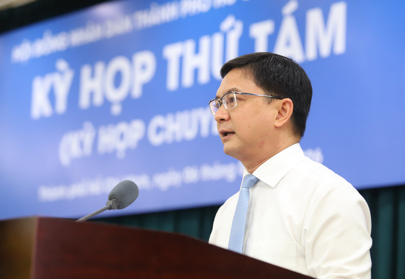 Phó Chủ tịch UBND TPHCM Nguyễn Mạnh Cường báo cáo tờ trình về các dự án giao thông trọng điểm. img-9143.jpg
