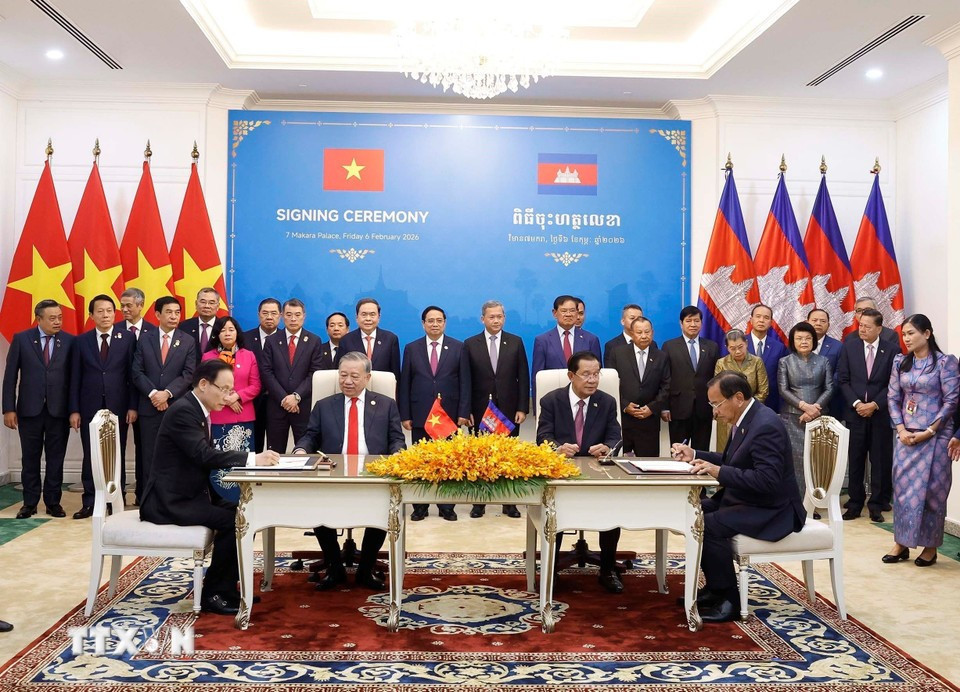 Tổng Bí thư Tô Lâm và Chủ tịch CPP Hun Sen chứng kiến lễ ký các thỏa thuận hợp tác. Ảnh: TTXVN cam-1.jpg