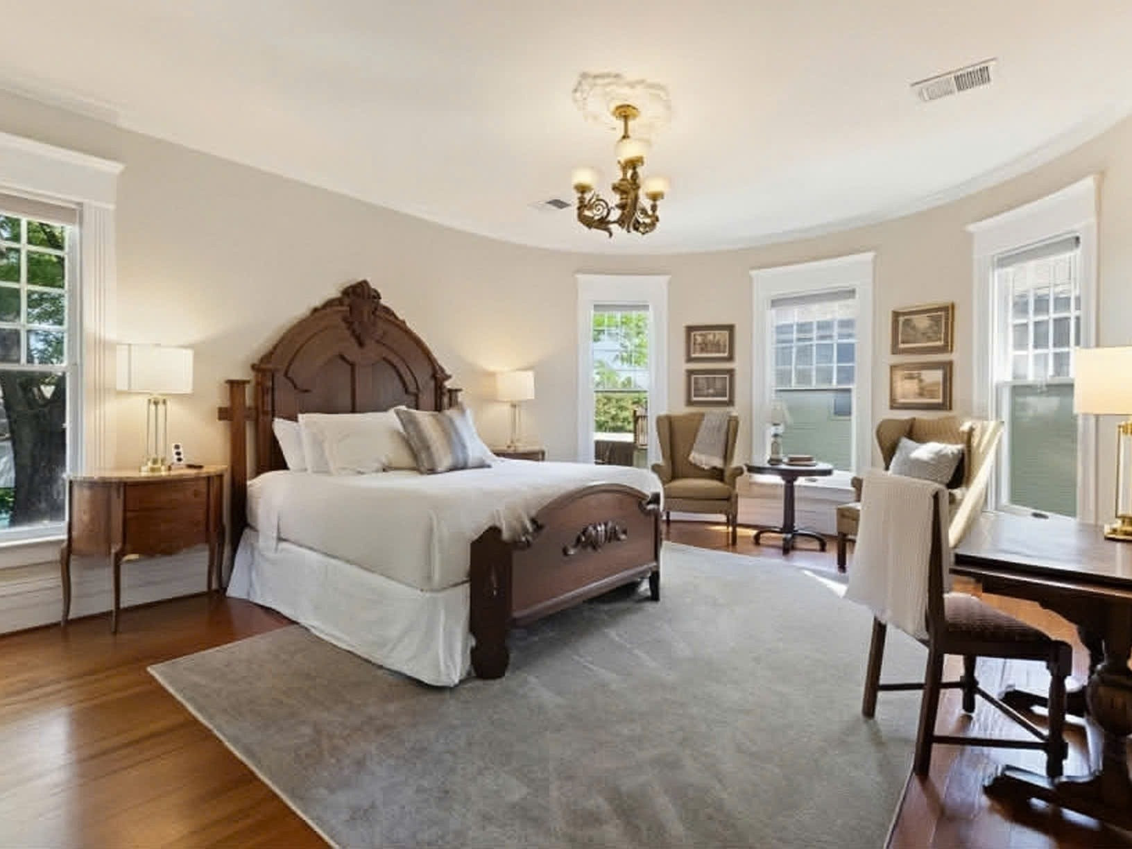 Biệt thự triệu đô của hoa hậu giàu nhất Việt Nam giữa lòng Dallas: Hai căn nhà cổ trên khu đất 7.600m2 với kiến trúc cổ điển độc đáo- Ảnh 5. Biệt thự triệu đô của hoa hậu giàu nhất Việt Nam giữa lòng Dallas: Hai căn nhà cổ trên khu đất 7.600m2 với kiến trúc cổ điển độc đáo- Ảnh 5.