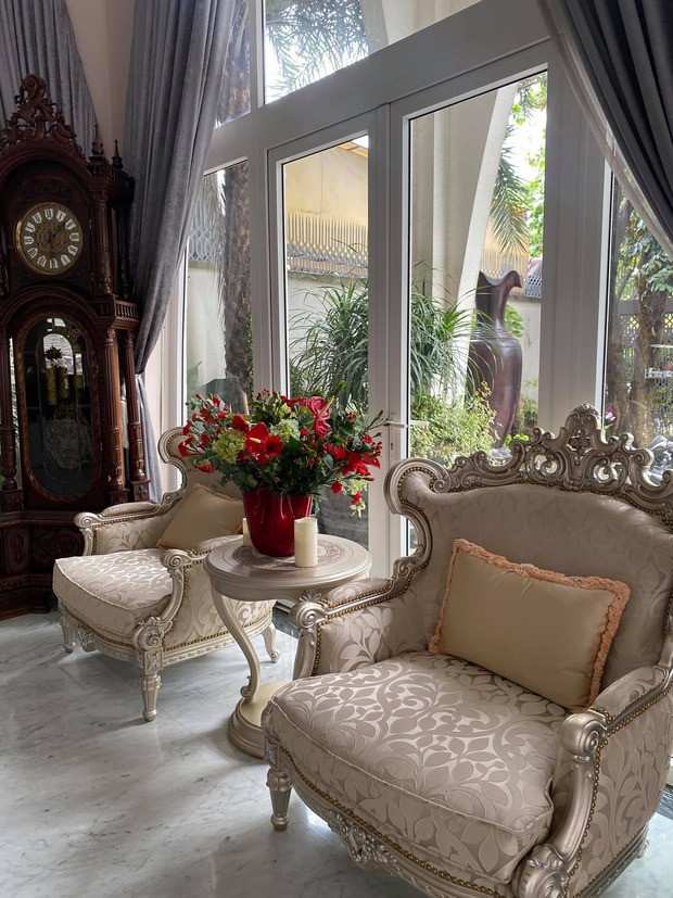 Biệt thự 1.000m2 dát vàng như cung điện xưa với thiết kế châu Âu phòng khách có thể chứa đến 200 người: Chủ nhân từng là 'bóng hồng' của tập đoàn lớn- Ảnh 5. Biệt thự 1.000m2 dát vàng như cung điện xưa với thiết kế châu Âu phòng khách có thể chứa đến 200 người: Chủ nhân từng là 'bóng hồng' của tập đoàn lớn- Ảnh 5.