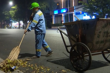 Đang quét rác, nữ công nhân môi trường phát hiện cuốn sổ tiết kiệm 1,4 tỷ đồng cùng 40 triệu tiền mặt