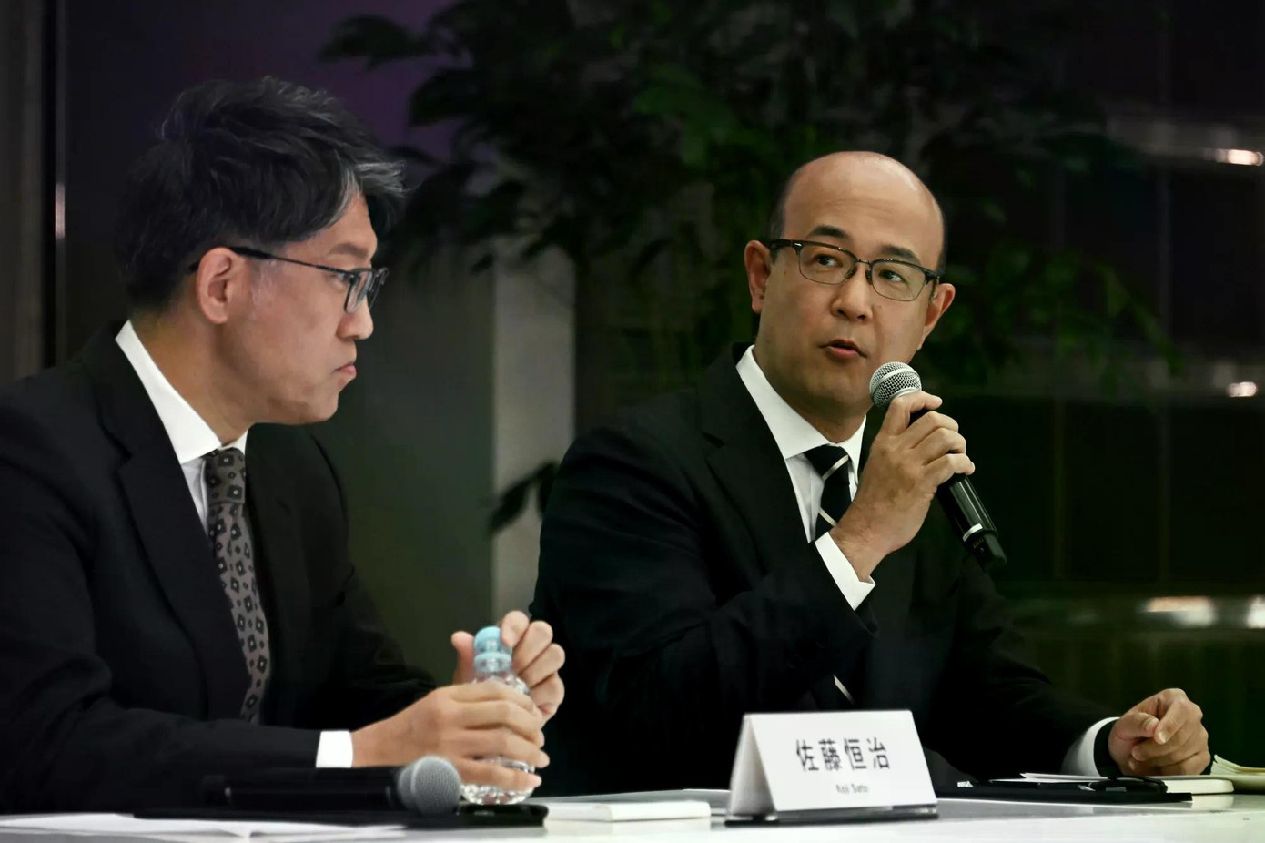 Ông Kenta Kon (phải) sẽ kế nhiệm ông Koji Sato đảm nhiệm chức CEO của Toyota. Ảnh: Bloomberg 1x-1.jpg