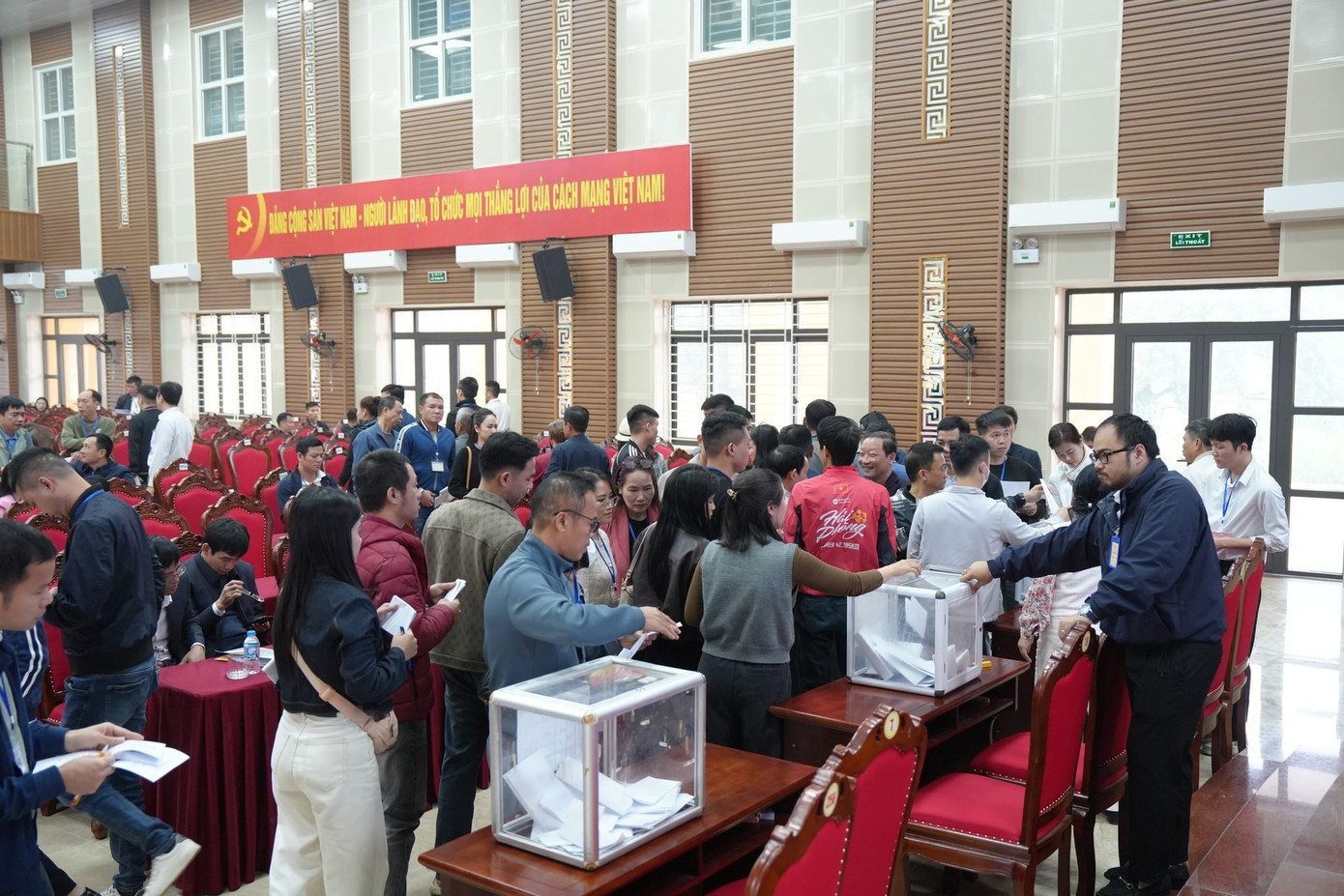 Khách hàng tham gia đấu giá quyền sử dụng đất ở xã Hạ Bằng ha-bang-2.jpg