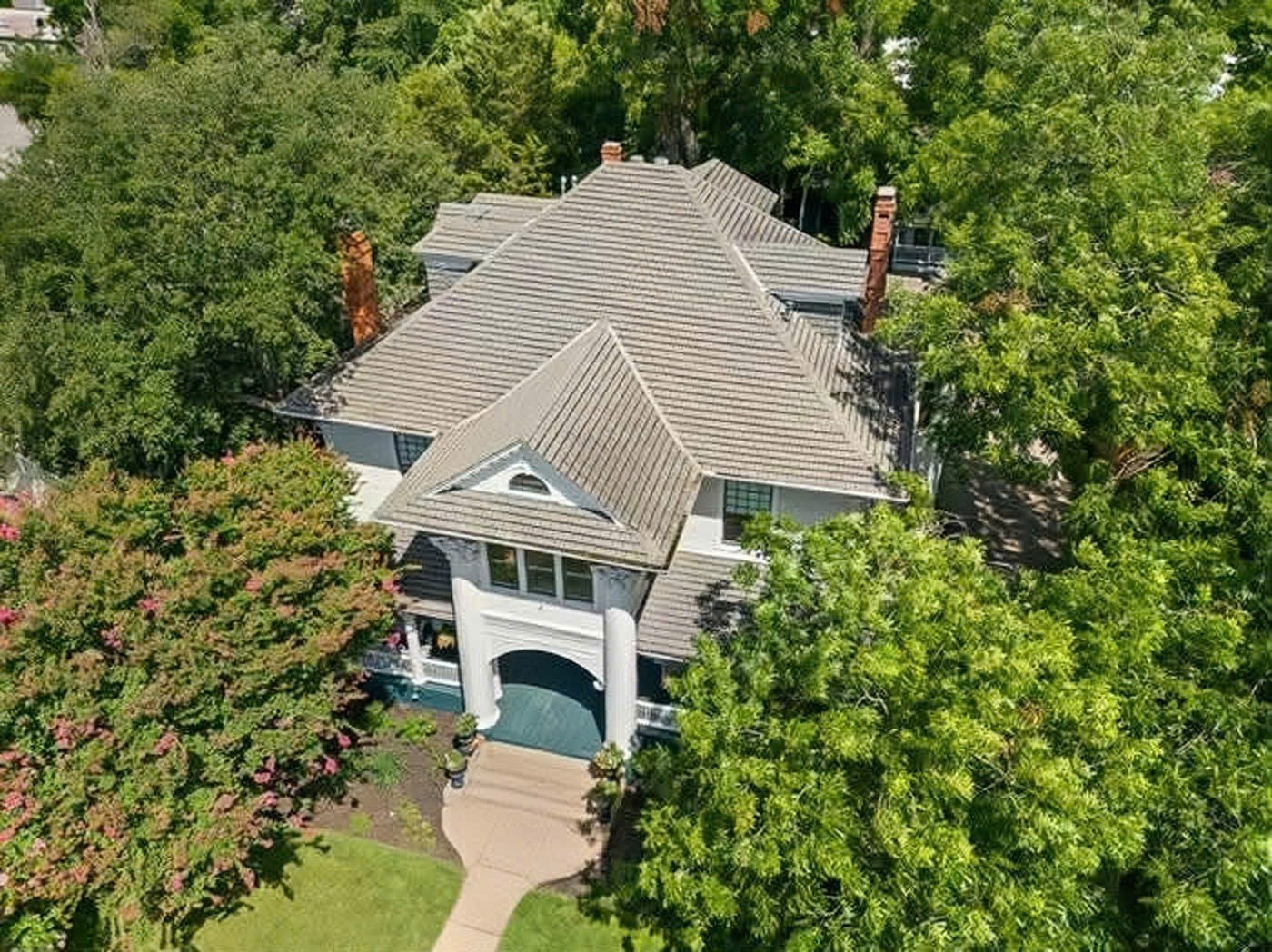 Biệt thự triệu đô của hoa hậu giàu nhất Việt Nam giữa lòng Dallas: Hai căn nhà cổ trên khu đất 7.600m2 với kiến trúc cổ điển độc đáo- Ảnh 1. Biệt thự triệu đô của hoa hậu giàu nhất Việt Nam giữa lòng Dallas: Hai căn nhà cổ trên khu đất 7.600m2 với kiến trúc cổ điển độc đáo- Ảnh 1.