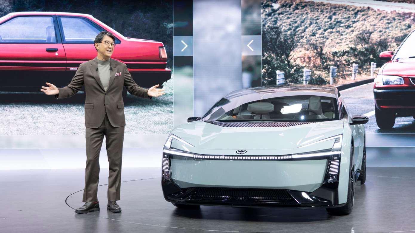 Dưới thời CEO Koji Sato, Toyota đã gặt hái thêm nhiều thành công với các loại xe hybrid. Ảnh: Auto News koji-sato-corolla-hybrid.jpg
