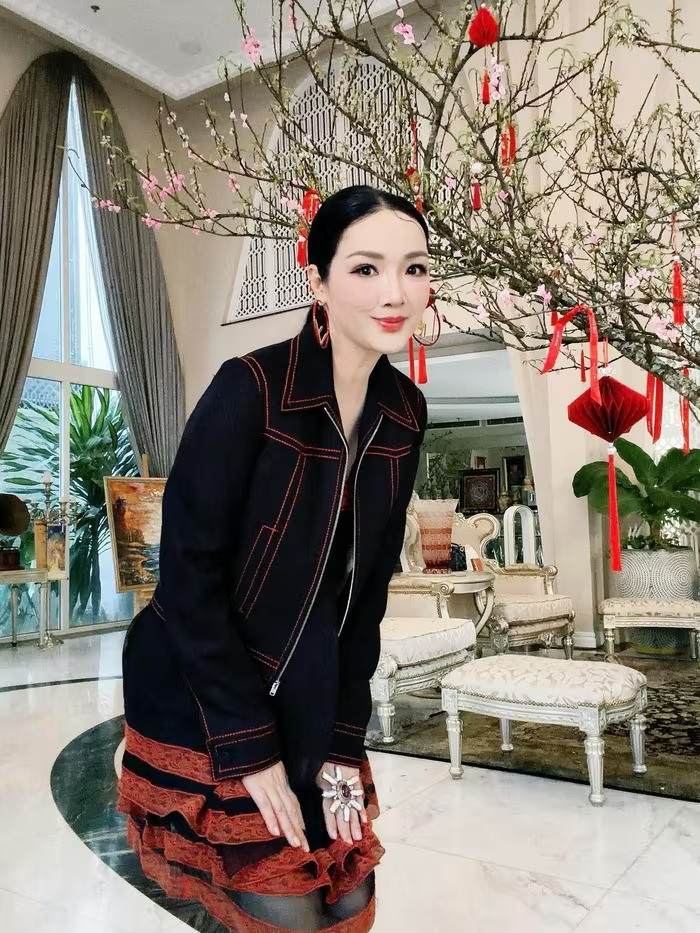 Biệt thự 1.000m2 dát vàng như cung điện xưa với thiết kế châu Âu phòng khách có thể chứa đến 200 người: Chủ nhân từng là 'bóng hồng' của tập đoàn lớn- Ảnh 1. Biệt thự 1.000m2 dát vàng như cung điện xưa với thiết kế châu Âu phòng khách có thể chứa đến 200 người: Chủ nhân từng là 'bóng hồng' của tập đoàn lớn- Ảnh 1.