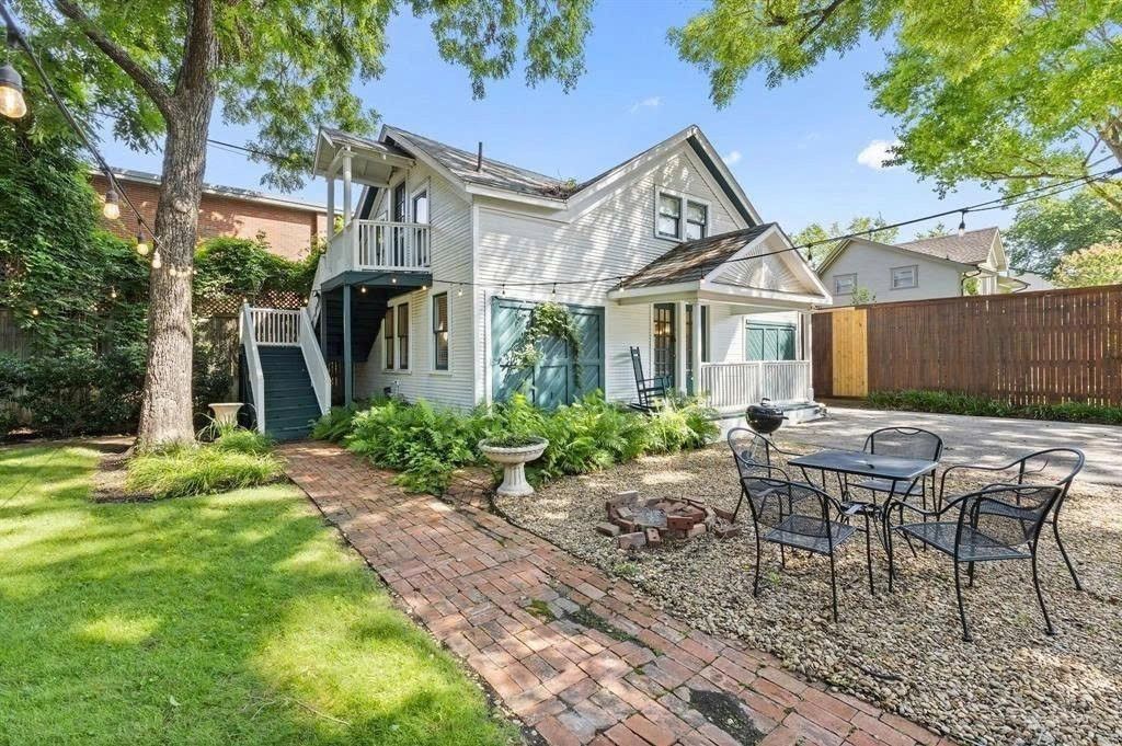 Biệt thự triệu đô của hoa hậu giàu nhất Việt Nam giữa lòng Dallas: Hai căn nhà cổ trên khu đất 7.600m2 với kiến trúc cổ điển độc đáo- Ảnh 3. Biệt thự triệu đô của hoa hậu giàu nhất Việt Nam giữa lòng Dallas: Hai căn nhà cổ trên khu đất 7.600m2 với kiến trúc cổ điển độc đáo- Ảnh 3.