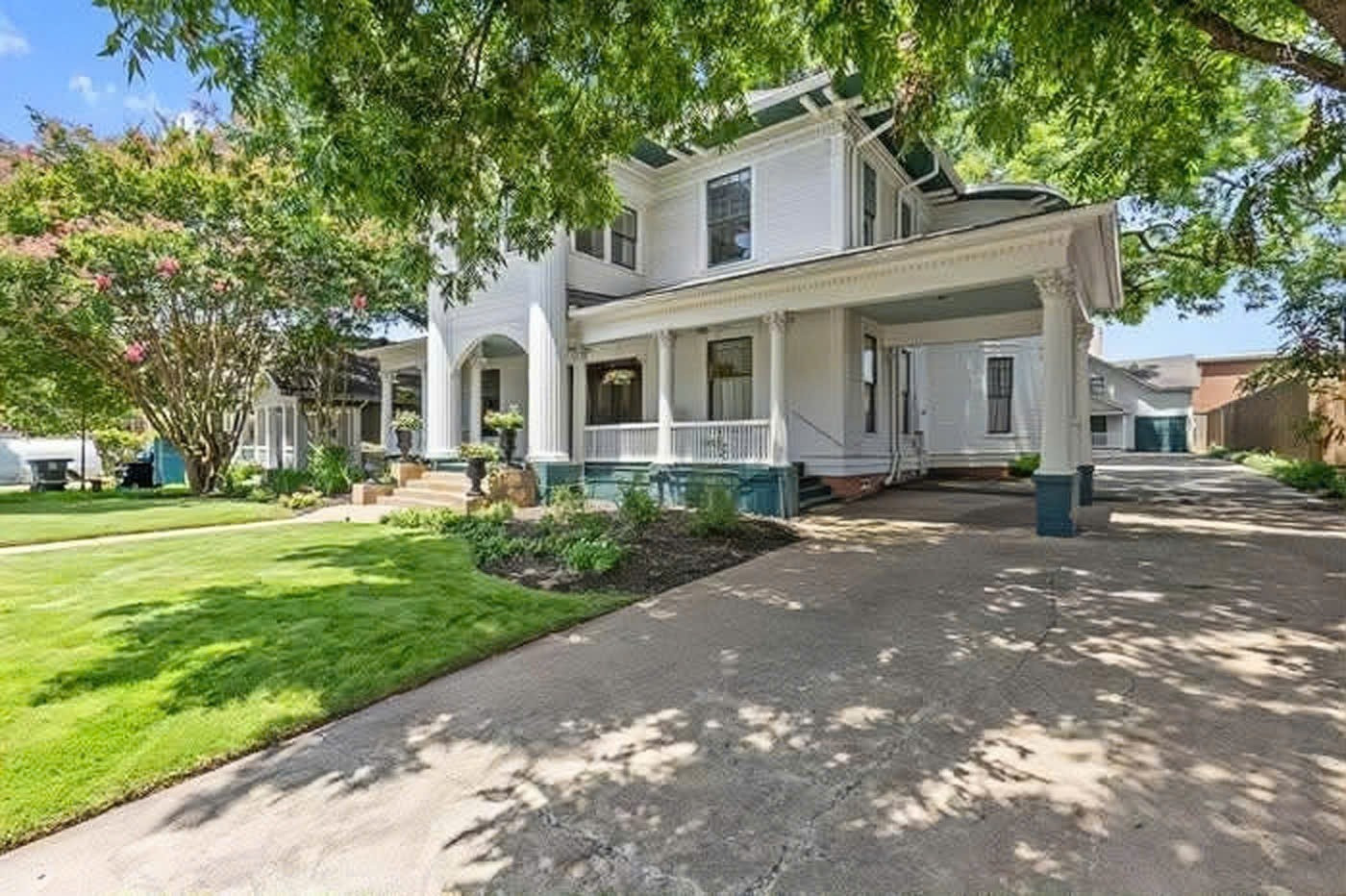 Biệt thự triệu đô của hoa hậu giàu nhất Việt Nam giữa lòng Dallas: Hai căn nhà cổ trên khu đất 7.600m2 với kiến trúc cổ điển độc đáo- Ảnh 4. Biệt thự triệu đô của hoa hậu giàu nhất Việt Nam giữa lòng Dallas: Hai căn nhà cổ trên khu đất 7.600m2 với kiến trúc cổ điển độc đáo- Ảnh 4.