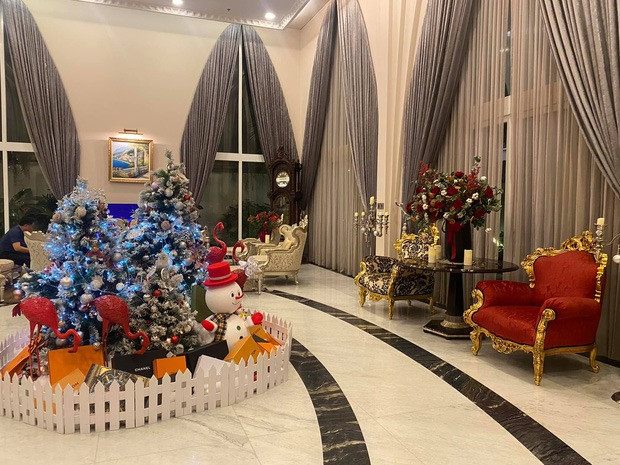 Biệt thự 1.000m2 dát vàng như cung điện xưa với thiết kế châu Âu phòng khách có thể chứa đến 200 người: Chủ nhân từng là 'bóng hồng' của tập đoàn lớn- Ảnh 4. Biệt thự 1.000m2 dát vàng như cung điện xưa với thiết kế châu Âu phòng khách có thể chứa đến 200 người: Chủ nhân từng là 'bóng hồng' của tập đoàn lớn- Ảnh 4.