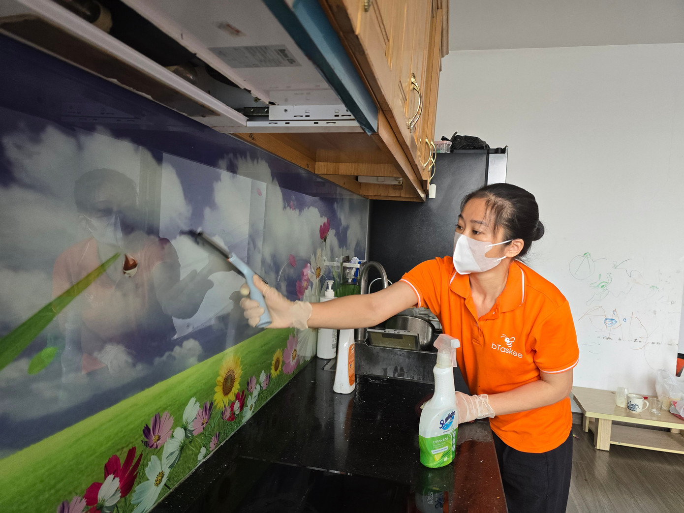 Những ngày cận Tết, giá dịch vụ dọn nhà theo giờ tăng cao nhưng vẫn khó tìm người 1000037018.jpg