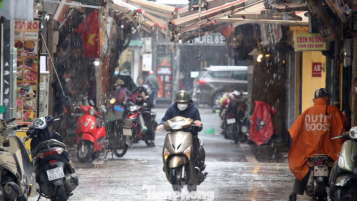 Miền Bắc đón mưa rải rác trong hôm nay, nền nhiệt giảm dần. tp-mua-lanh-dau-mua-05-8631.jpg