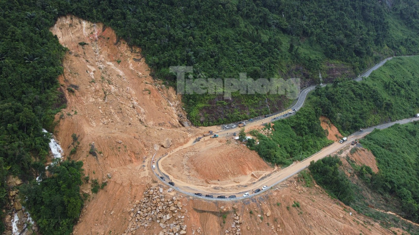 Một đoạn sạt lở trên đèo Khánh Lê vào tháng 11/2025. khanhle1.jpg
