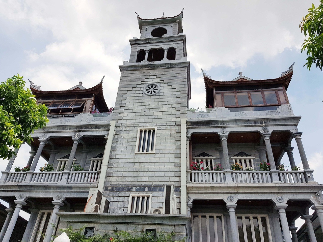 Dinh thự 'không hồ vữa' 3 tầng lớn nhất Việt Nam: Làm từ 1.000m3 đá, cao 27m, thi công trong hơn một thập kỷ- Ảnh 4. Dinh thự 'không hồ vữa' 3 tầng lớn nhất Việt Nam: Làm từ 1.000m3 đá, cao 27m, thi công trong hơn một thập kỷ- Ảnh 4.