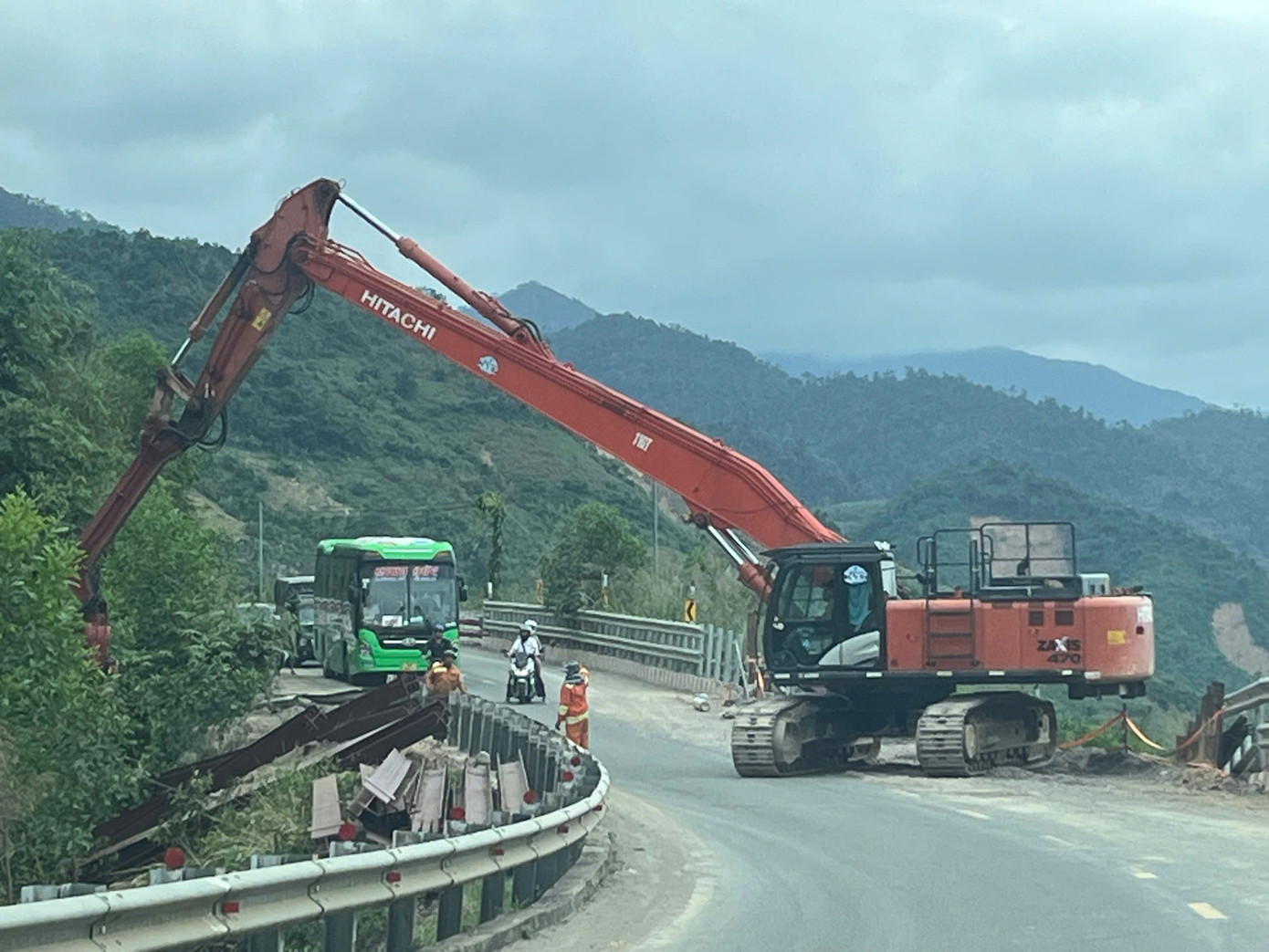 Máy móc, công nhân đang thi công sửa chữa một điểm sạt lở trên đèo Khánh Lê. khanhle4.jpg
