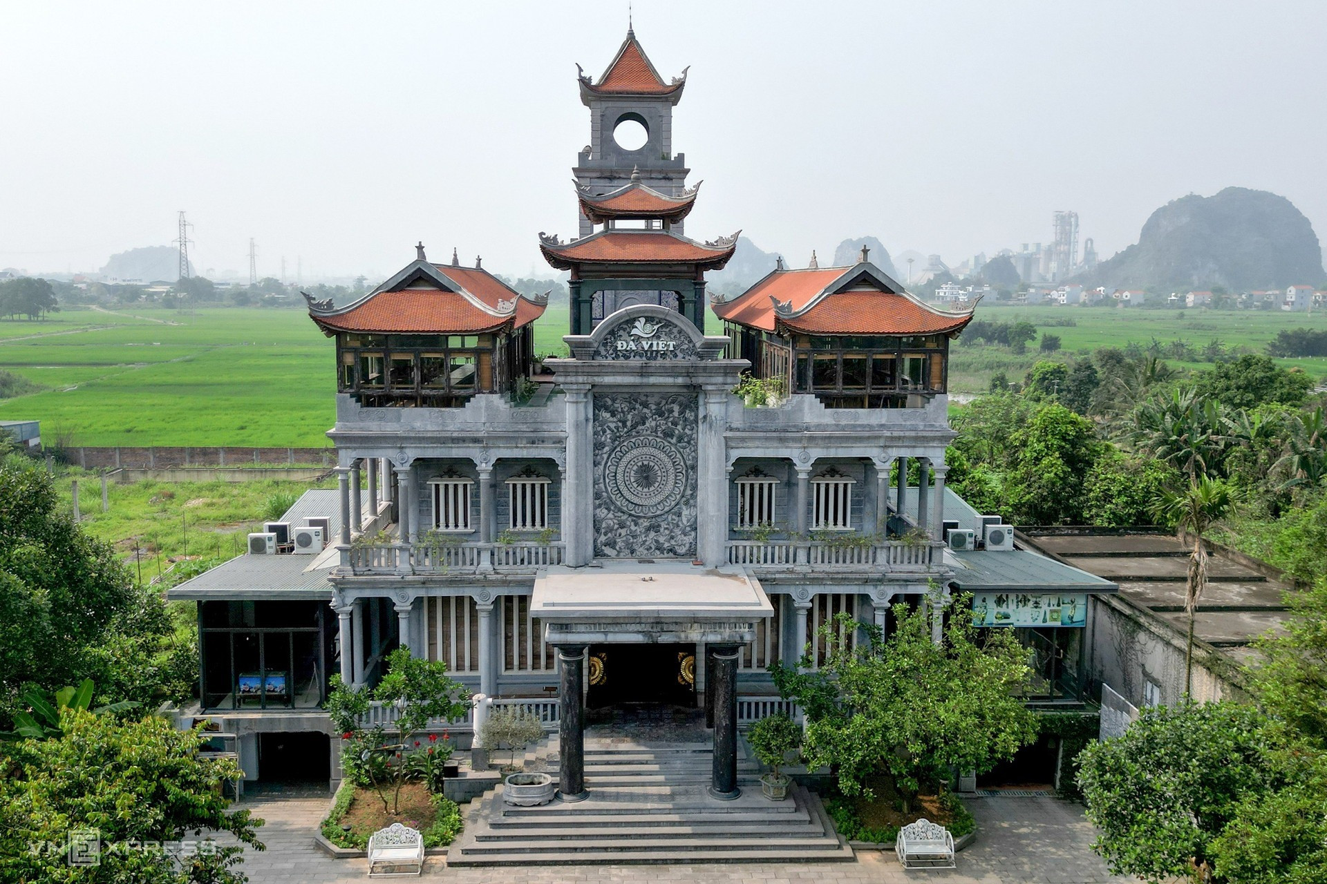 Dinh thự 'không hồ vữa' 3 tầng lớn nhất Việt Nam: Làm từ 1.000m3 đá, cao 27m, thi công trong hơn một thập kỷ- Ảnh 2. Dinh thự 'không hồ vữa' 3 tầng lớn nhất Việt Nam: Làm từ 1.000m3 đá, cao 27m, thi công trong hơn một thập kỷ- Ảnh 2.