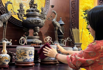Bao sái ban thờ, rút tỉa chân nhang như thế nào để tránh phạm phong thủy, xui xẻo?