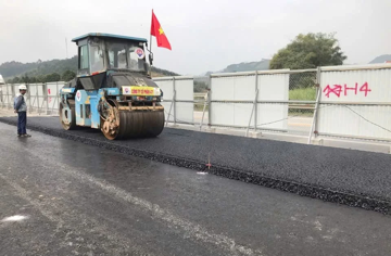 Bắt đầu thảm nhựa mặt đường cao tốc Nội Bài - Lào Cai mở rộng