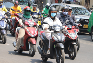 Người đi xe máy nếu quên không thực hiện thao tác này khi lái xe sẽ bị phạt lên tới 14 triệu, nên biết để chấp hành nghiêm chỉnh