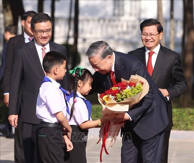 Thiếu nhi Lào tặng hoa, chào mừng Tổng Bí thư Tô Lâm. Ảnh: TTXVN lao-5226-12-1770261888755-17702618900651356422150.jpg