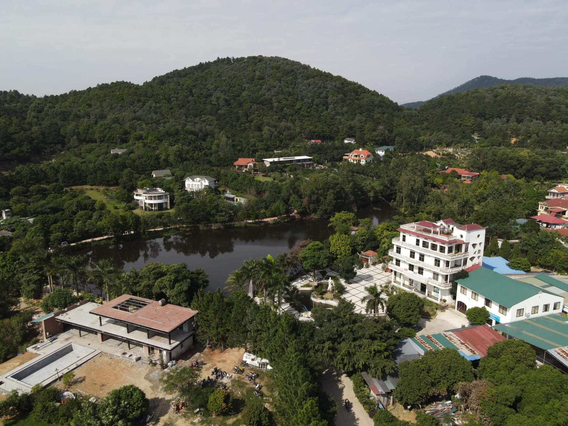 Việt Nam có viện dưỡng lão nghỉ dưỡng nằm trong rừng thông: Cách trung tâm Hà Nội 35km, chi phí từ 300.000 đồng/ngày- Ảnh 1. Việt Nam có viện dưỡng lão nghỉ dưỡng nằm trong rừng thông: Cách trung tâm Hà Nội 35km, chi phí từ 300.000 đồng/ngày- Ảnh 1.
