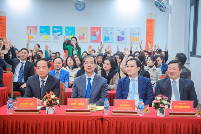Các cử tri biểu quyết với 3 cán bộ ứng cử đại biểu Quốc hội và 1 cán bộ ứng cử đại biểu HĐND xã Dân Hòa. Ảnh: PV. tienphong-82dbhn.jpg