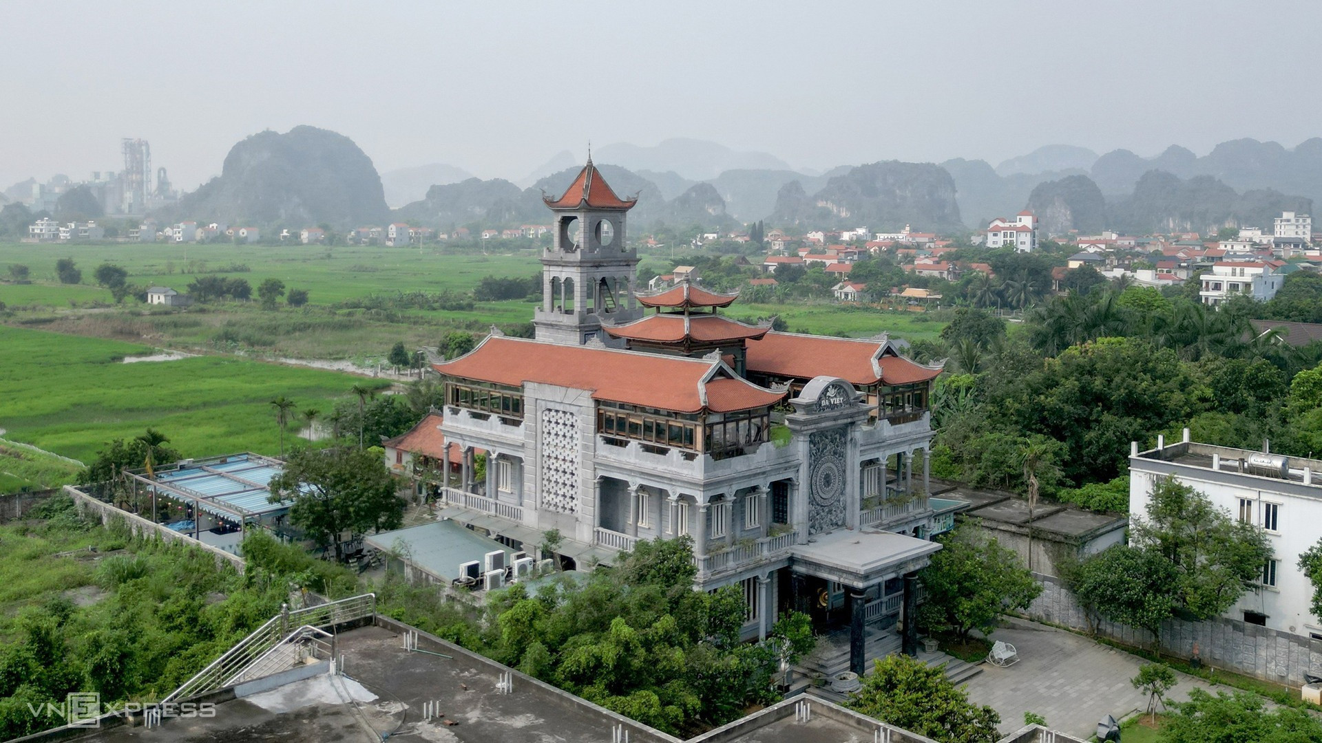 Dinh thự 'không hồ vữa' 3 tầng lớn nhất Việt Nam: Làm từ 1.000m3 đá, cao 27m, thi công trong hơn một thập kỷ- Ảnh 1. Dinh thự 'không hồ vữa' 3 tầng lớn nhất Việt Nam: Làm từ 1.000m3 đá, cao 27m, thi công trong hơn một thập kỷ- Ảnh 1.