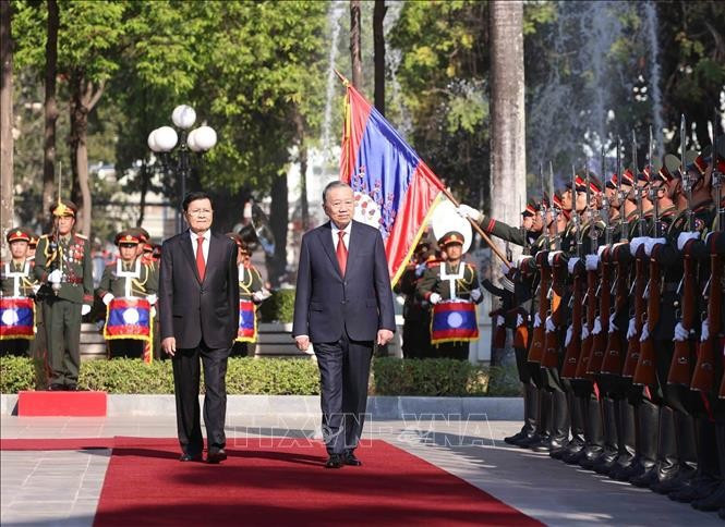 Tổng Bí thư Tô Lâm và Tổng Bí thư, Chủ tịch nước Lào Thongloun Sisoulith duyệt Đội danh dự Quân đội nhân dân Lào. Ảnh: TTXVN lao-5226-10-1770261891891-17702618920361629186718.jpg