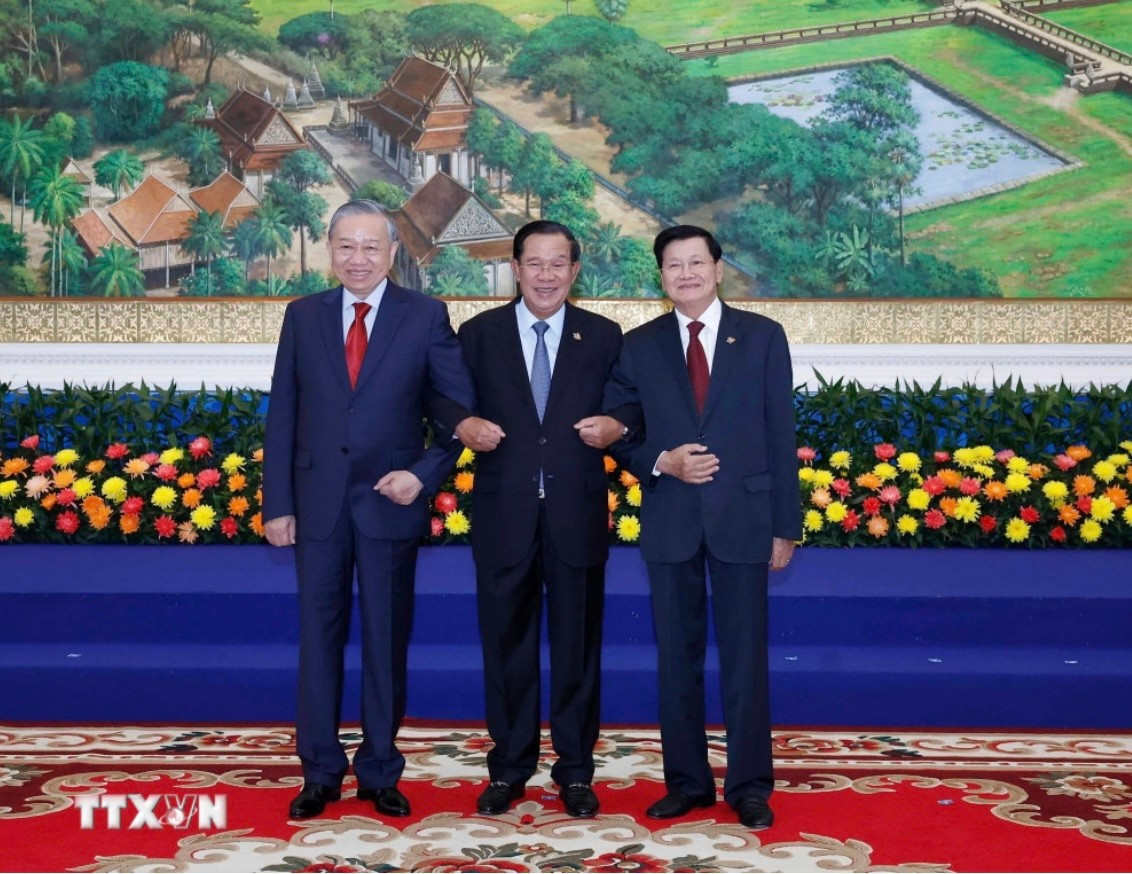 Tổng Bí thư Tô Lâm trong cuộc gặp Tổng Bí thư, Chủ tịch nước Lào Thongloun Sisoulith và Chủ tịch Đảng Nhân dân Campuchia Hun Sen. Ảnh: TTXVN img-2244.jpg