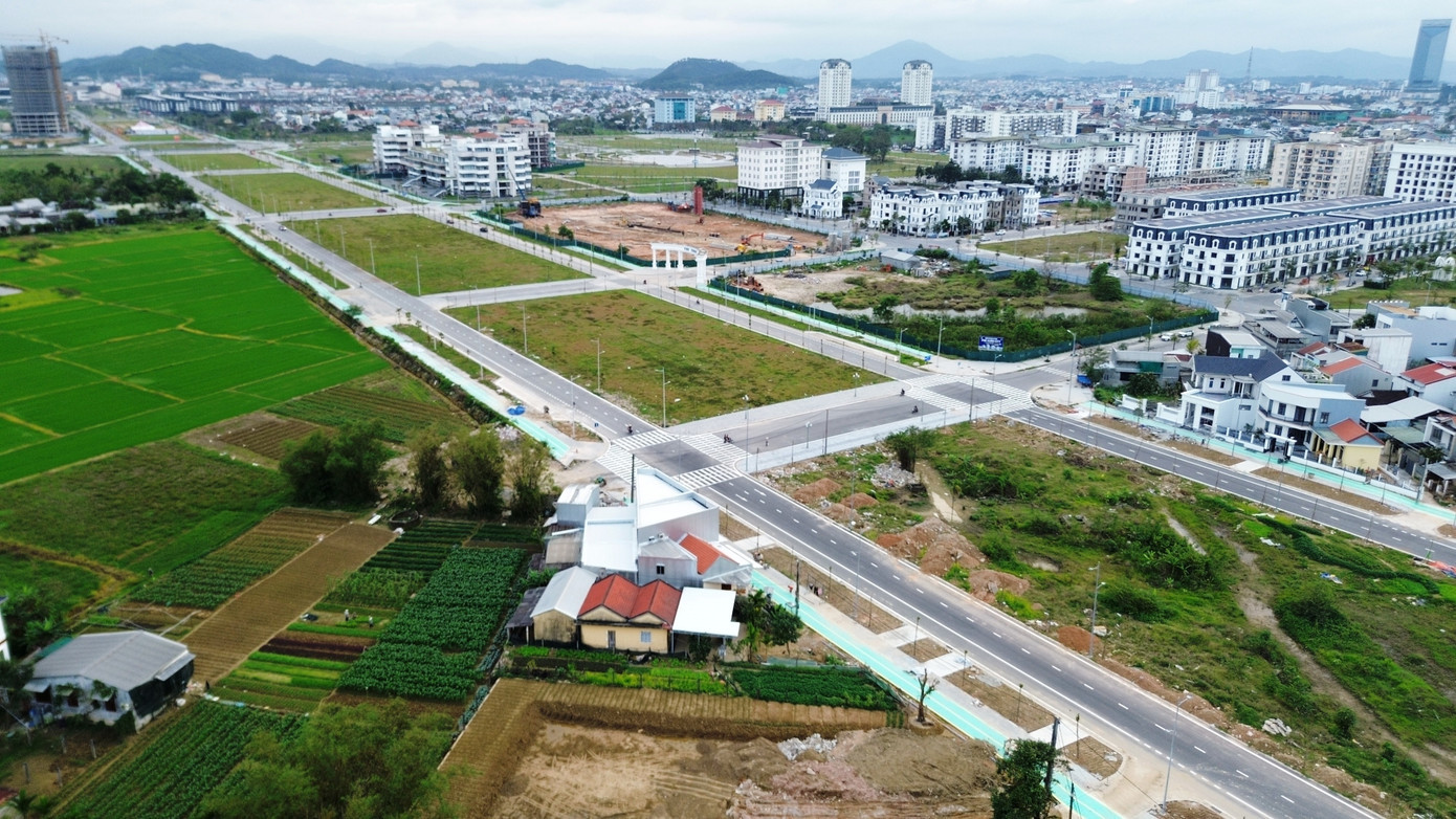 Phần thi công mở rộng, nâng nền, xây mới hệ thống vỉa hè, thoát nước, điện chiếu sáng trên tuyến đường Võ Nguyên Giáp thuộc dự án đã hoàn thành, tuy nhiên, dải xanh phân cách ở giữa vẫn còn dang dở. dji-0096.jpg