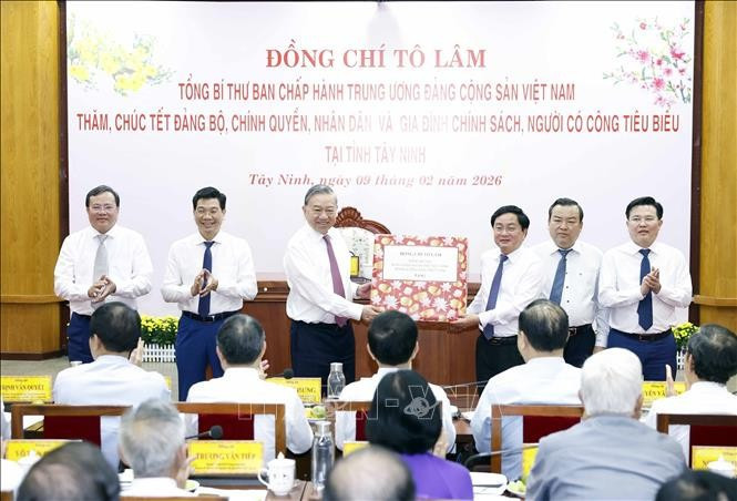 Tổng Bí thư Tô Lâm tặng quà, chúc Tết Đảng bộ, chính quyền tỉnh Tây Ninh. Ảnh: TTXVN. 1.jpg