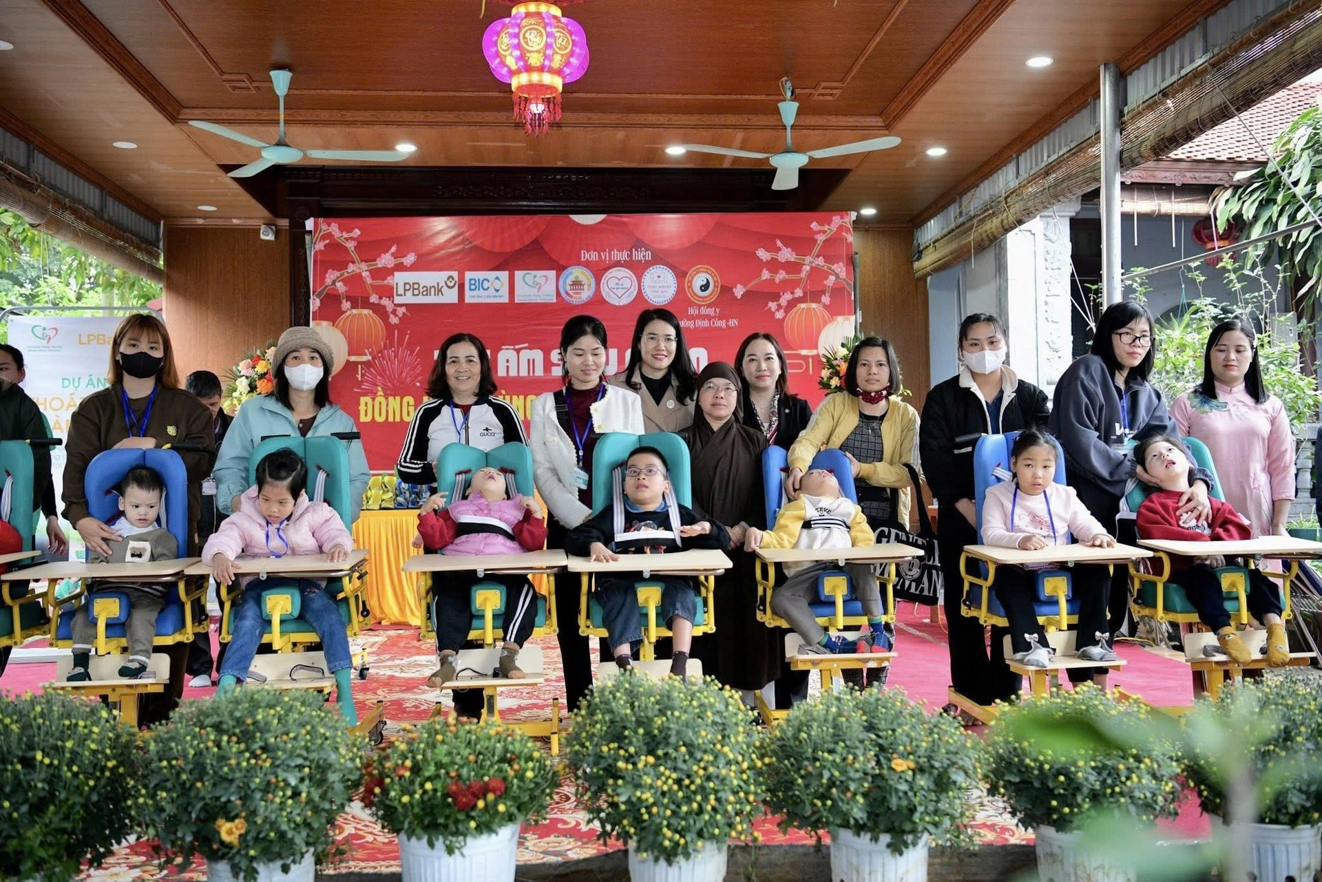 trẻ bại não 1