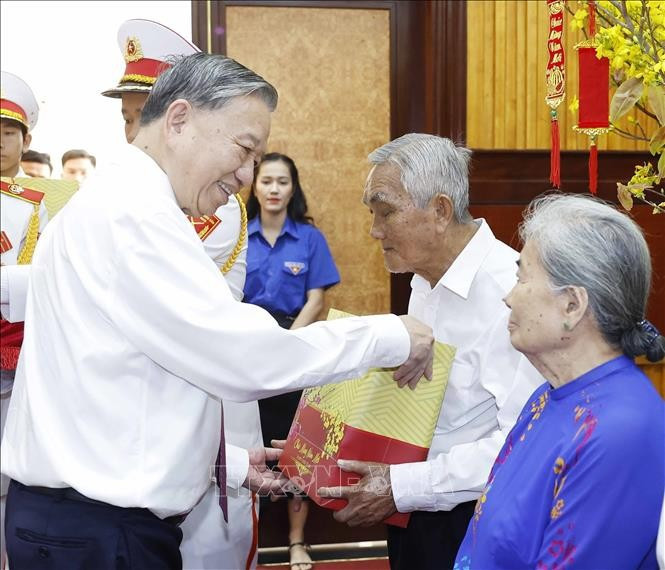Tổng Bí thư Tô Lâm tặng quà cho gia đình chính sách và người có công tiêu biểu tại tỉnh Tây Ninh. Ảnh: TTXVN. tham-chuc-tet-1770636465922-17706364664041125850807.jpg