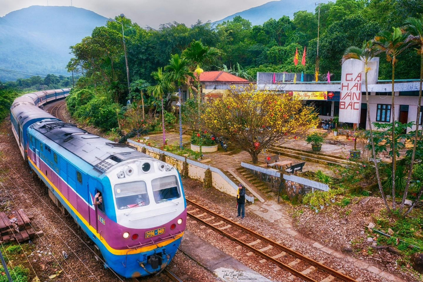 Ngành đường sắt đang vận hành chủ yếu bằng đầu máy diesel, đặc biệt trên mạng lưới đường sắt hiện hữu khổ 1.000 mm. Ảnh: <a style='text-decoration: none;' href='/VNR'>VNR</a>. vi-sao-duong-sat-nen-duoc-uu-tien-chuyen-doi-nhien-lieu-xanh-3.jpg