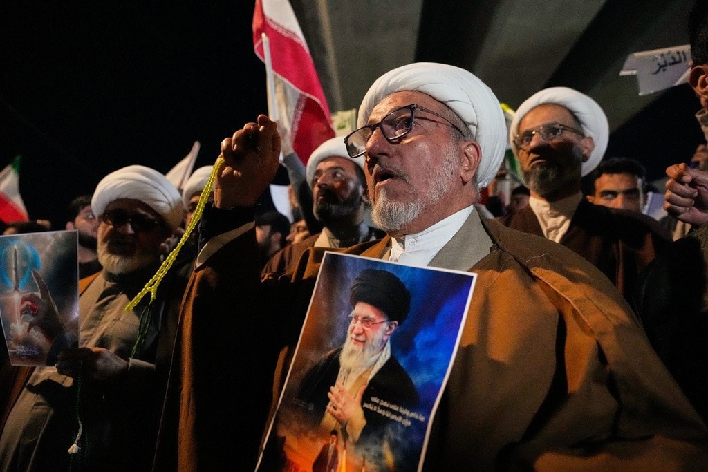 Các giáo sĩ dòng Shi’ite người Iraq cầm bức chân dung của Lãnh tụ tối cao Iran Ali Khamenei trong cuộc biểu tình phản đối các cuộc tấn công của Mỹ và Israel vào Iran ngày 28/2. (Ảnh AP) ap26059691908623.jpg