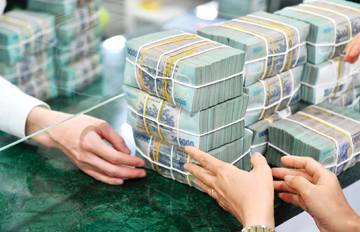 Gồng lãi ngân hàng giữa lúc lãi suất lên tới 15%, nhiều gia đình trẻ 'toát mồ hôi' mỗi kỳ trả nợ