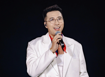 Nhạc sĩ Việt nổi tiếng với loạt bản hit 'triệu views' không thể hát được bình thường suốt 2 năm, lên tiếng cầu cứu khán giả