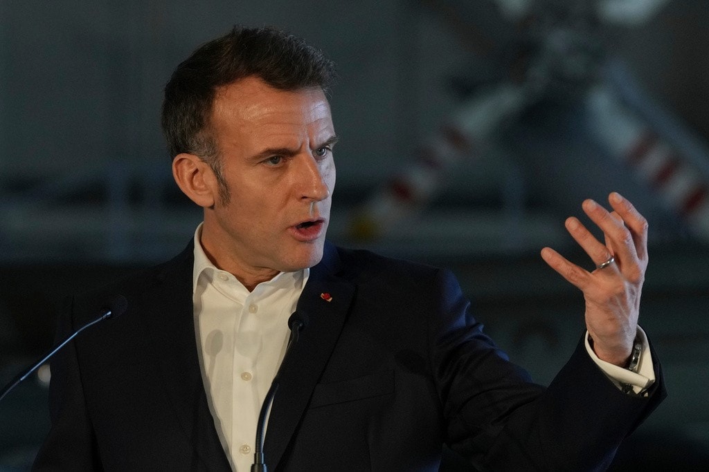 Tổng thống Pháp Emmanuel Macron phát biểu trong chuyến thăm Síp ngày 9/3. (Ảnh: AP) ap26068464801998.jpg