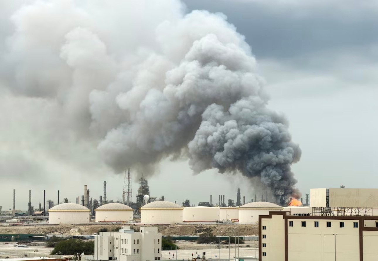 Một cơ sở dầu mỏ ở Bahrain bị tấn công ngày 9/3. (Ảnh: Reuters) img-0269.jpg