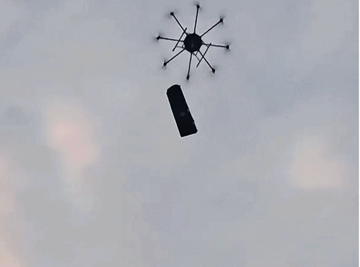 Chi 38 triệu đồng thuê drone bê quan tài nặng 500kg bay lên núi an táng