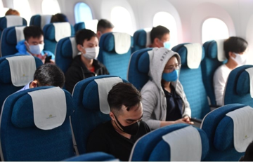 Xem phim, nghe nhạc không dùng tai nghe trên máy bay có thể bị cấm bay vĩnh viễn