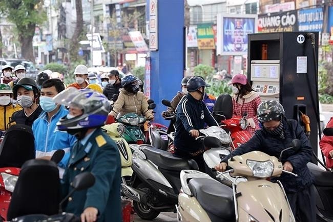 Giá xăng tăng cao ảnh hưởng đến nguồn cung, người dân tại Hà Nội phải xếp hàng đông đúc d mua