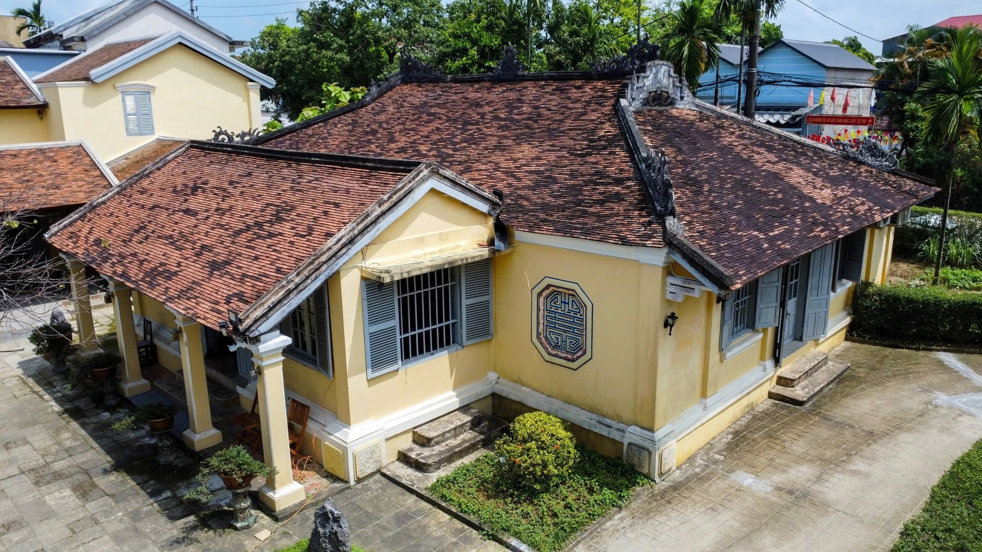Mái lợp ngói liệt đặc trưng của kiến trúc nhà rường cổ xứ Huế.