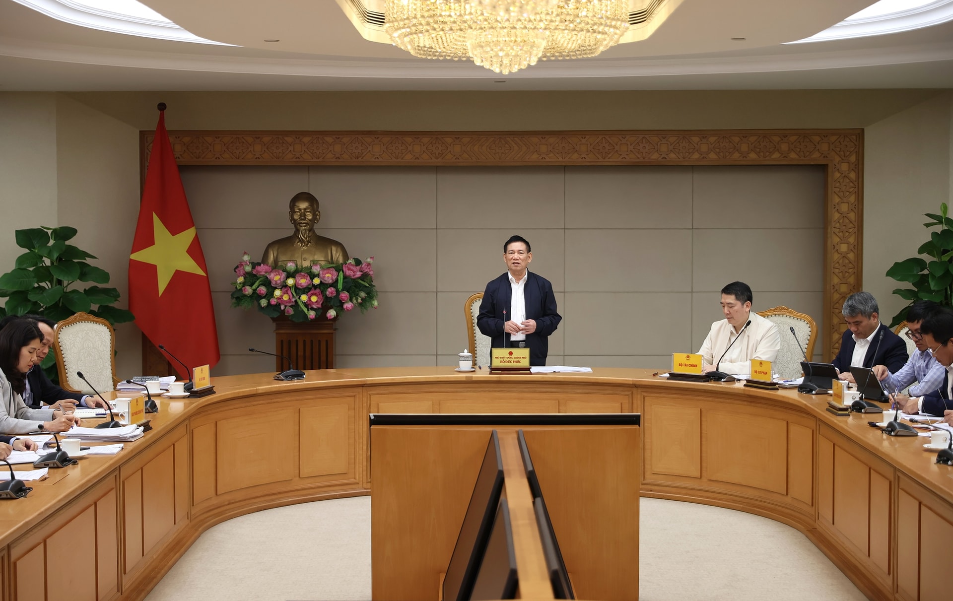 Phó Thủ tướng Hồ Đức Phớc chủ trì cuộc họp cơ cấu lại Tổng công ty Đường sắt Việt Nam- Ảnh 1. Phó Thủ tướng Hồ Đức Phớc chủ trì cuộc họp cơ cấu lại Tổng công ty Đường sắt Việt Nam- Ảnh 1.