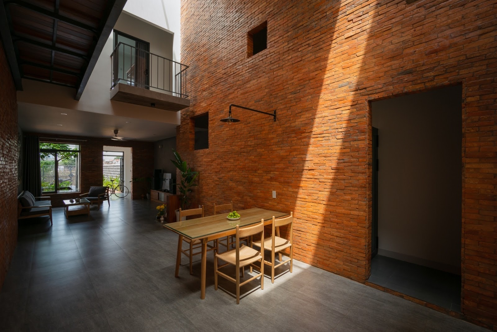 Ngôi nhà gạch mộc 2 tầng trở thành không gian ấm áp dành tặng mẹ- Ảnh 4. Ngôi nhà gạch mộc 2 tầng trở thành không gian ấm áp dành tặng mẹ- Ảnh 4.